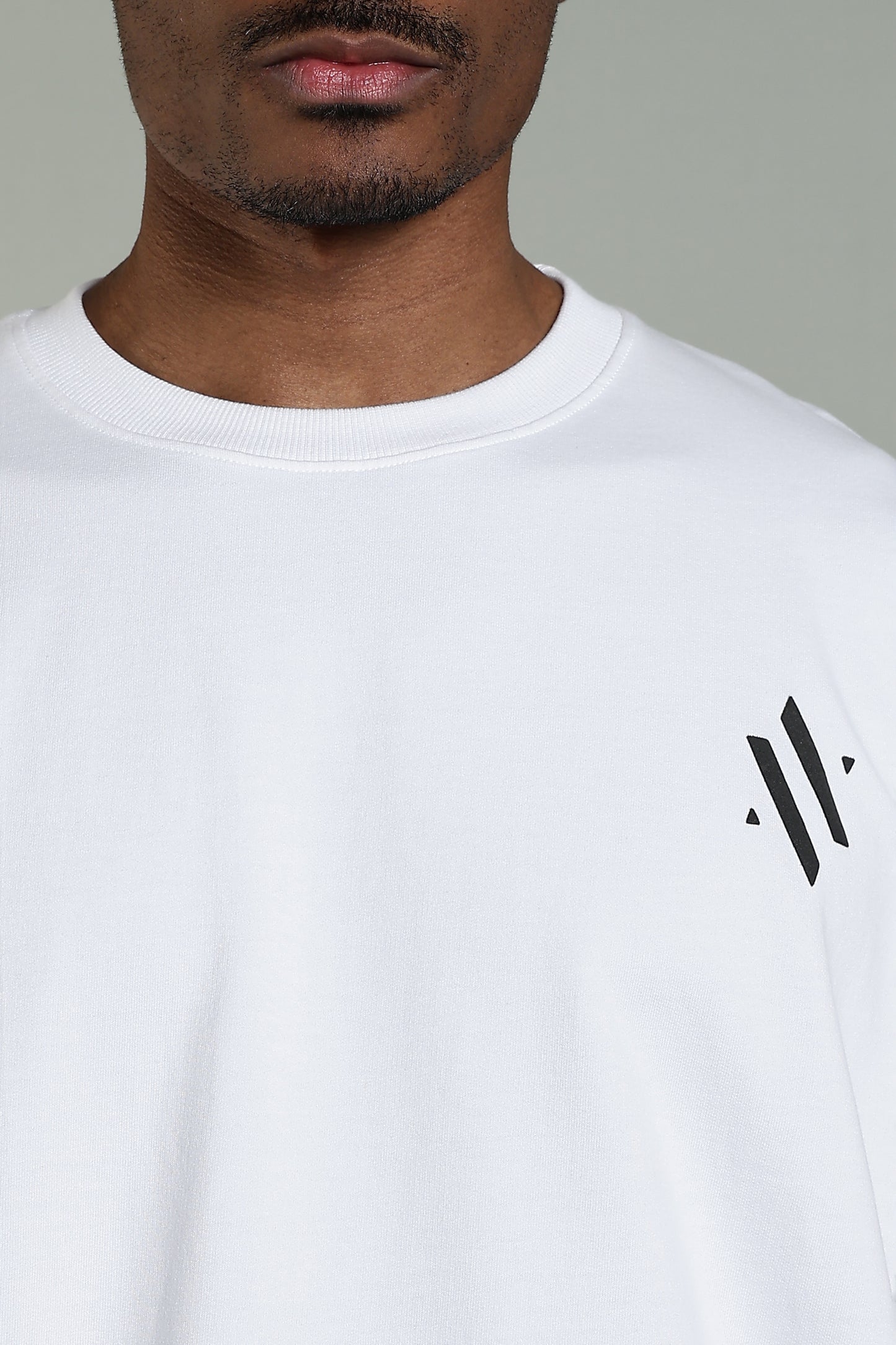 ESSENTIAL WHITE - MINIMAL LOGO T-SHIRT- Relaxed Fit Cotton T-Shirt