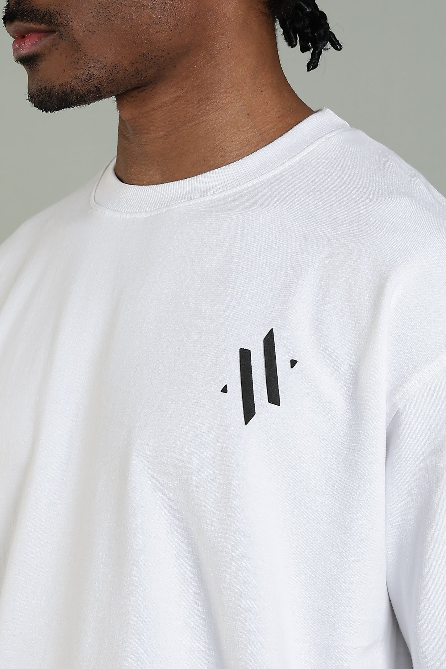 ESSENTIAL WHITE - MINIMAL LOGO T-SHIRT- Relaxed Fit Cotton T-Shirt
