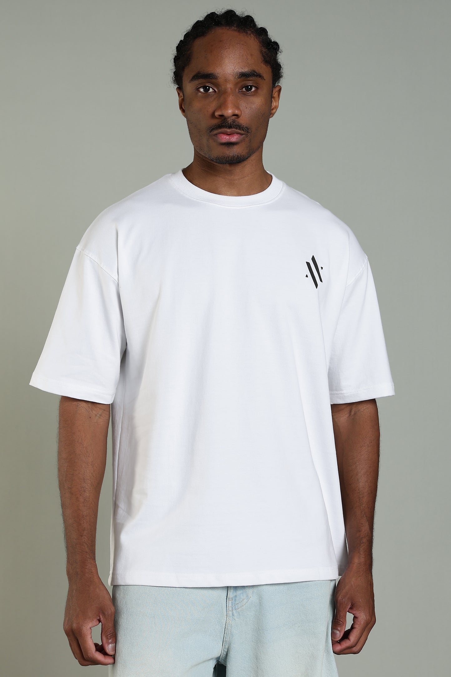 ESSENTIAL WHITE - MINIMAL LOGO T-SHIRT- Relaxed Fit Cotton T-Shirt