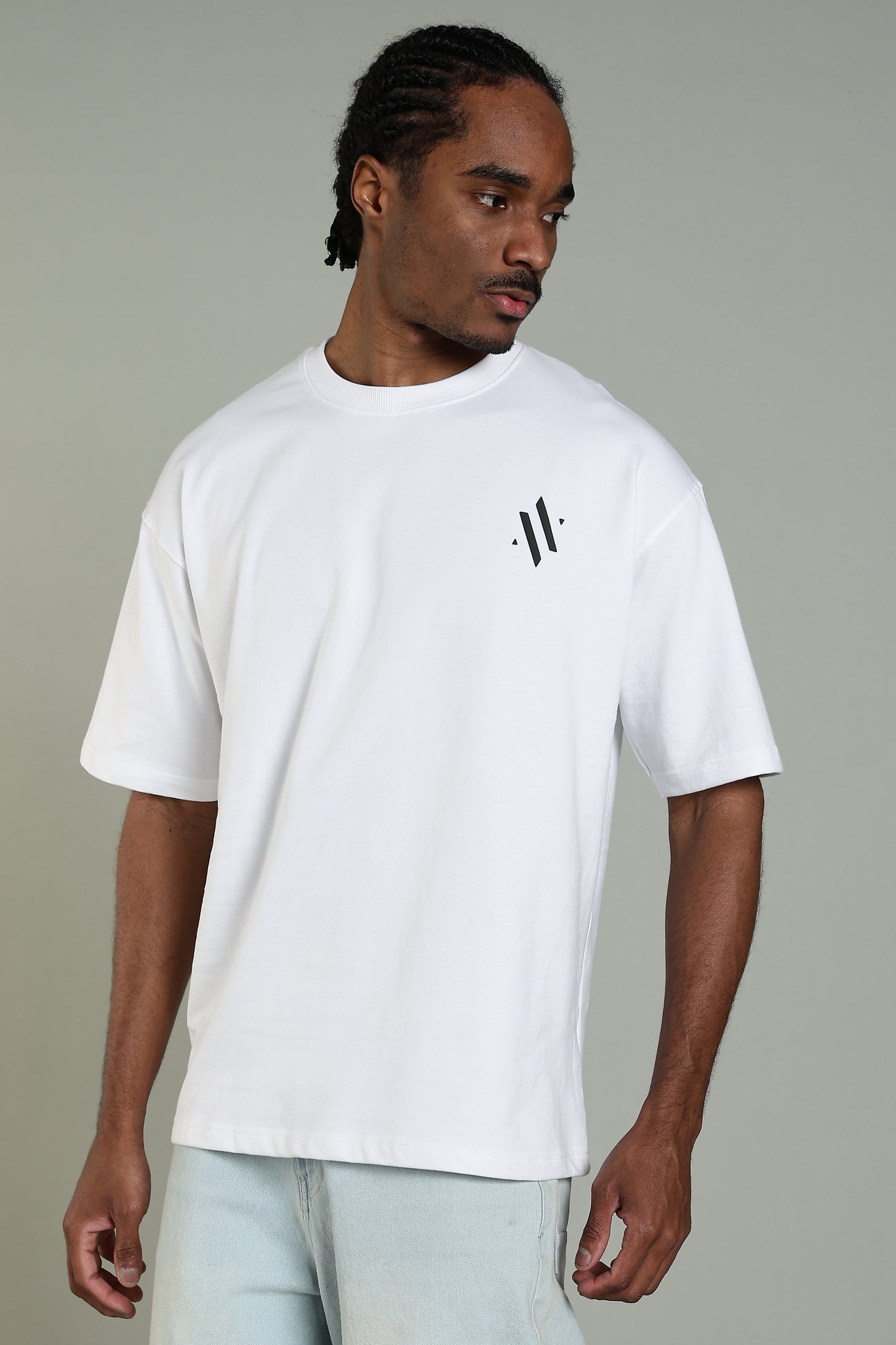 ESSENTIAL WHITE - MINIMAL LOGO T-SHIRT- Relaxed Fit Cotton T-Shirt