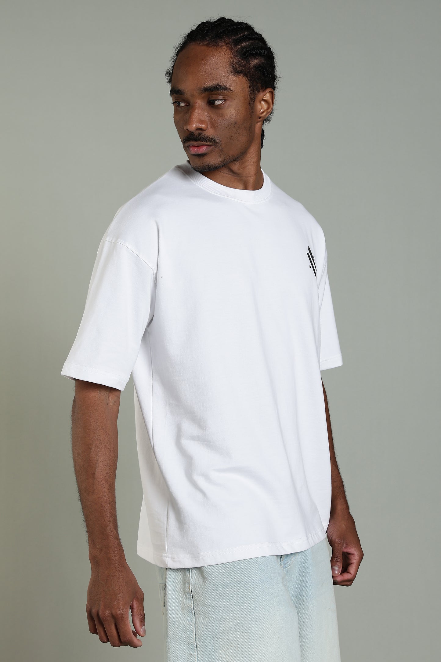 ESSENTIAL WHITE - MINIMAL LOGO T-SHIRT- Relaxed Fit Cotton T-Shirt