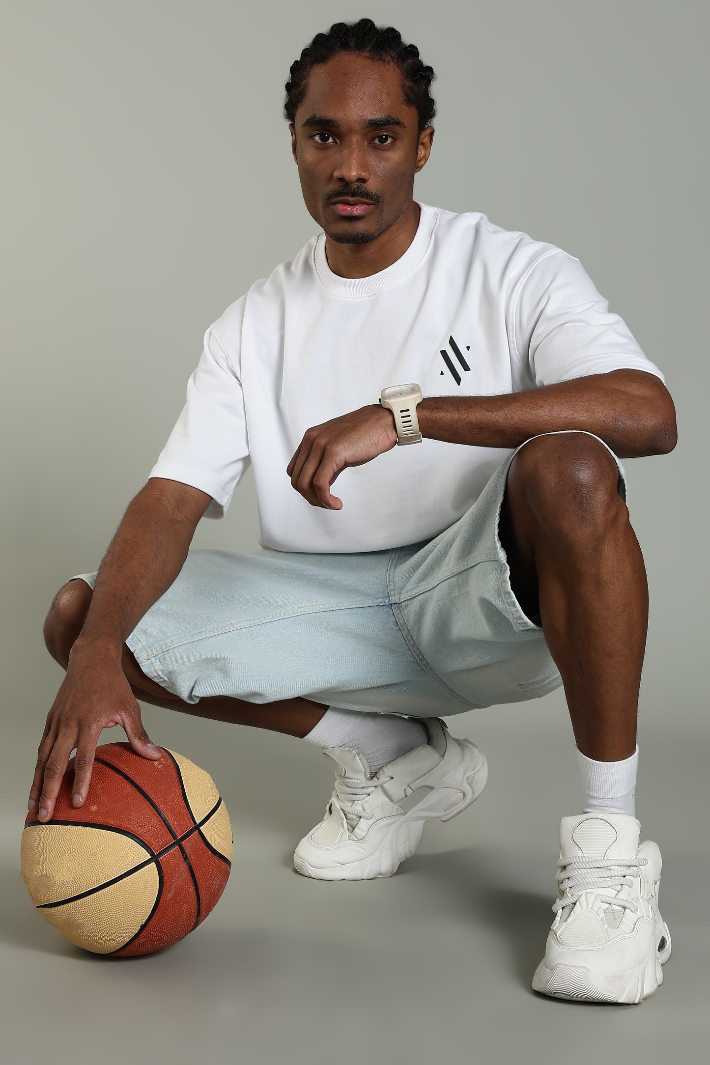 ESSENTIAL WHITE - MINIMAL LOGO T-SHIRT- Relaxed Fit Cotton T-Shirt